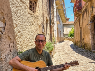 Musica tra i vicoli di un borgo del Sud