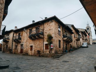 Vicolo in pietra di un borgo calabrese, case addossate lungo una strada acciottolata