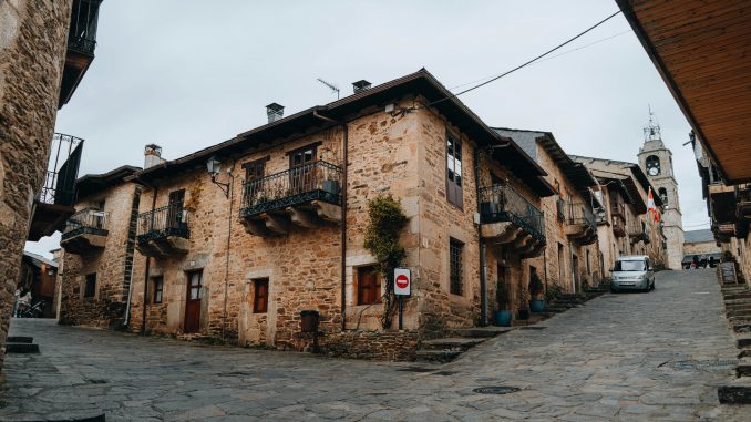 Vicolo in pietra di un borgo calabrese, case addossate lungo una strada acciottolata