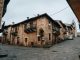 Vicolo in pietra di un borgo calabrese, case addossate lungo una strada acciottolata