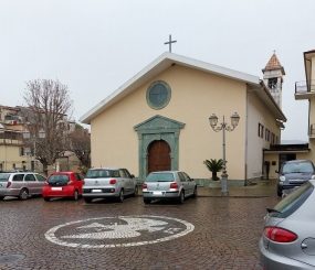 Chiesa parrocchiale di Martirano, con auto parcheggiate nel piazzale antistante