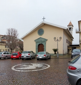 Chiesa parrocchiale di Martirano, con auto parcheggiate nel piazzale antistante