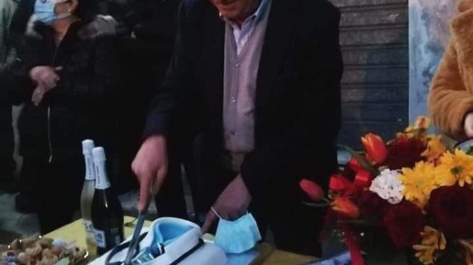 Il dottor Pasquale Gallucci taglia la torta il giorno del suo pensionamento, circondato dai pazienti a Cuturella di Cropani