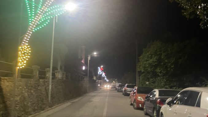 Il viale dei tigli all'ingresso di Martirano Lombardo illuminato da luminarie tricolori in una sera d'estate