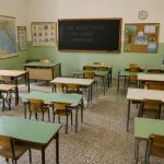 Aula di scuola primaria con banchi di misure diverse, come nelle pluriclassi delle aree interne del Sud