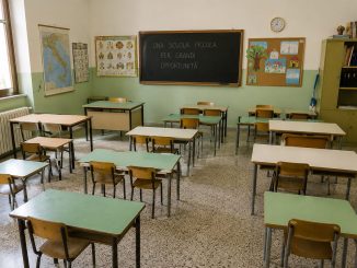 Aula di scuola primaria con banchi di misure diverse, come nelle pluriclassi delle aree interne del Sud