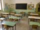 Aula di scuola primaria con banchi di misure diverse, come nelle pluriclassi delle aree interne del Sud