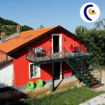 La casa rossa di Camera e Colazione a Santa Croce di Martirano Lombardo, immersa nel verde della valle del Savuto