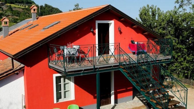 La casa rossa di Camera e Colazione a Santa Croce di Martirano Lombardo, immersa nel verde della valle del Savuto