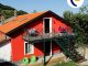La casa rossa di Camera e Colazione a Santa Croce di Martirano Lombardo, immersa nel verde della valle del Savuto