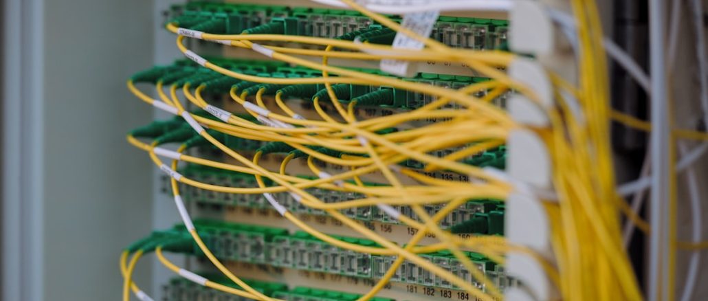 Fibre ottiche: l'infrastruttura invisibile su cui si regge il cloud