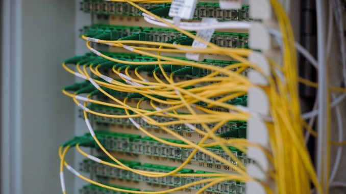 Fibre ottiche: l'infrastruttura invisibile su cui si regge il cloud
