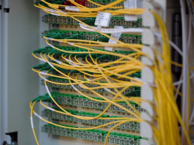 Fibre ottiche: l'infrastruttura invisibile su cui si regge il cloud