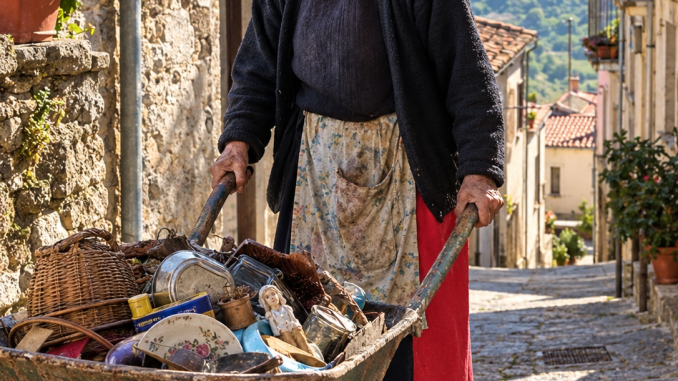 Rosina Macchione, detta Rosina Balla Balla, con la sua carriola per i vicoli di Nocera Marina in costume calabrese