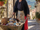 Rosina Macchione, detta Rosina Balla Balla, con la sua carriola per i vicoli di Nocera Marina in costume calabrese