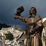 statua di Federico II di Svevia a Nicastro con il castello normanno-svevo sullo sfondo
