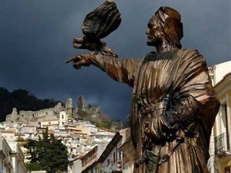 statua di Federico II di Svevia a Nicastro con il castello normanno-svevo sullo sfondo
