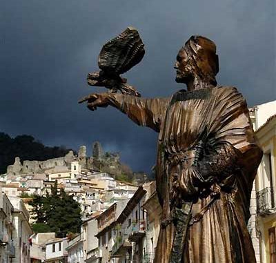 statua di Federico II di Svevia a Nicastro con il castello normanno-svevo sullo sfondo