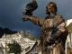 statua di Federico II di Svevia a Nicastro con il castello normanno-svevo sullo sfondo