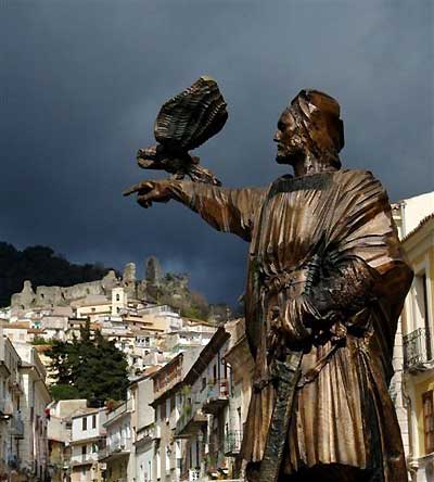 statua di Federico II di Svevia a Nicastro con il castello normanno-svevo sullo sfondo