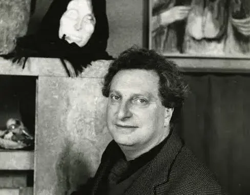 Carlo Levi in posa davanti a una scultura di testa femminile e a un dipinto con figure anziane