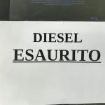 Cartello «Diesel esaurito» affisso sullo schermo di una colonnina self-service di carburante