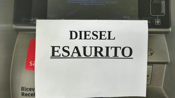 Cartello «Diesel esaurito» affisso sullo schermo di una colonnina self-service di carburante