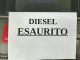 Cartello «Diesel esaurito» affisso sullo schermo di una colonnina self-service di carburante