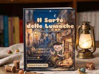 Il libro «Il Sarto delle Lumache – 40 favole della buonanotte» su un tavolo di legno, tra rocchetti di filo, piccole lumache e una lanterna accesa