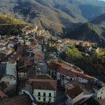 Tetti e stradine di un paesino di montagna nel Sud Italia