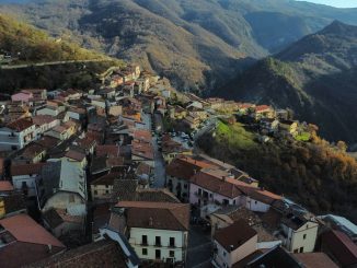 Tetti e stradine di un paesino di montagna nel Sud Italia