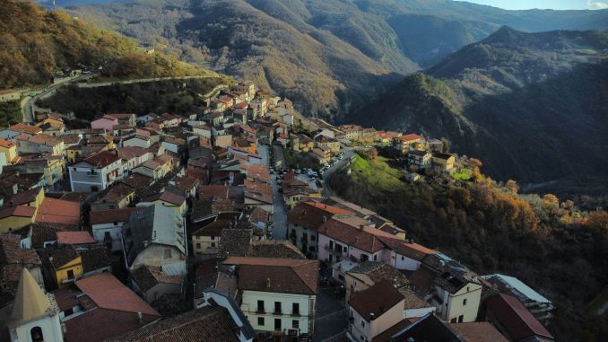 Tetti e stradine di un paesino di montagna nel Sud Italia