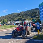 Trattori in presidio allo svincolo di Falerna (A2) contro il caro carburante, con bandiere tricolori
