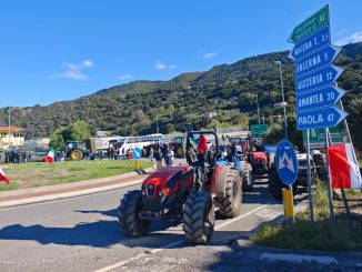Trattori in presidio allo svincolo di Falerna (A2) contro il caro carburante, con bandiere tricolori