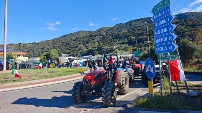 Trattori in presidio allo svincolo di Falerna (A2) contro il caro carburante, con bandiere tricolori