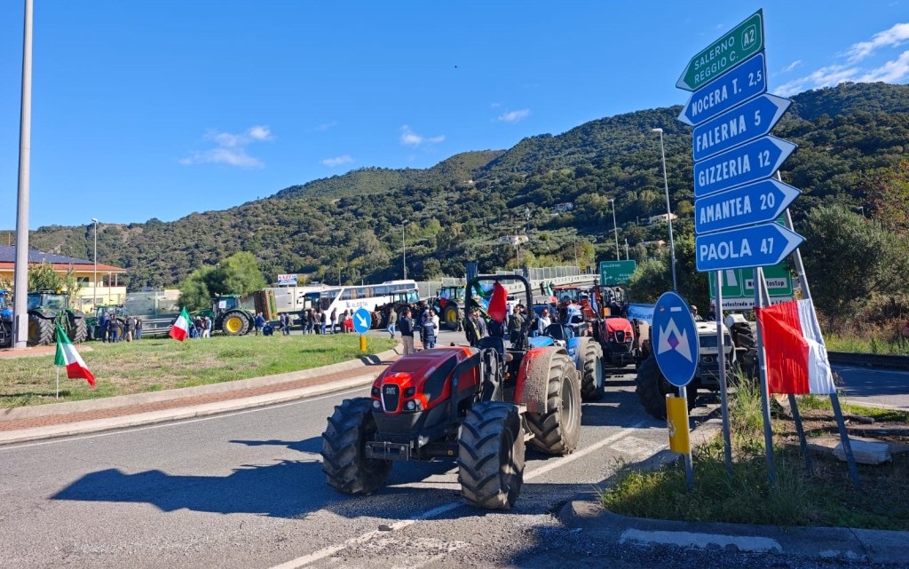 Trattori in presidio allo svincolo di Falerna (A2) contro il caro carburante, con bandiere tricolori