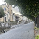 Strada alberata di Martirano Lombardo con la chiesa parrocchiale e le case del paese