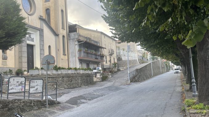 Strada alberata di Martirano Lombardo con la chiesa parrocchiale e le case del paese